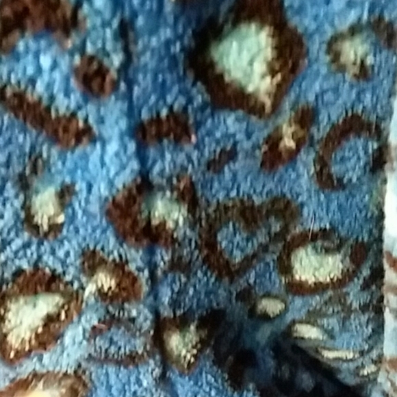 Blue robe with cheetah print hearts - Picture 3 of 7